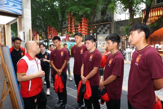 7月10日上午，钟南山院士在广州医科大学附属第一医院会见中国影协副主席、博纳影业董事长于冬，著名导演刘伟强等一行，就抗疫主题电影《中国医生》（暂定名）的拍摄制作进行座谈交流